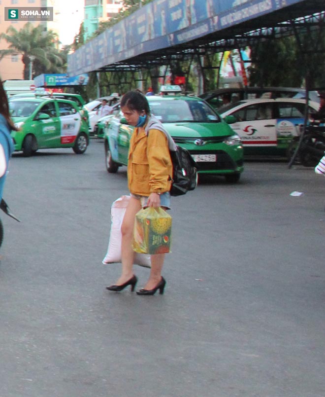 
Một bạn gái khá chật vật với hai túi đồ.
