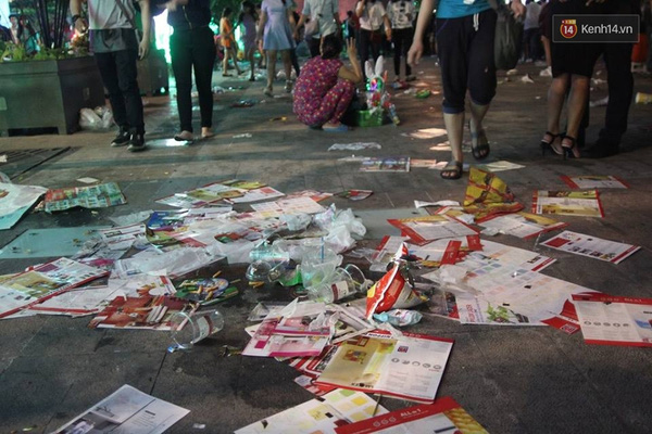 
Sau màn bắn pháo hoa, mọi người về nhà, bỏ lại sau lưng một núi rác thải. Ảnh chụp tại phố đi bộ Nguyễn Huệ, TPHCM - (Ảnh: Khang Thái/Kênh 14)
