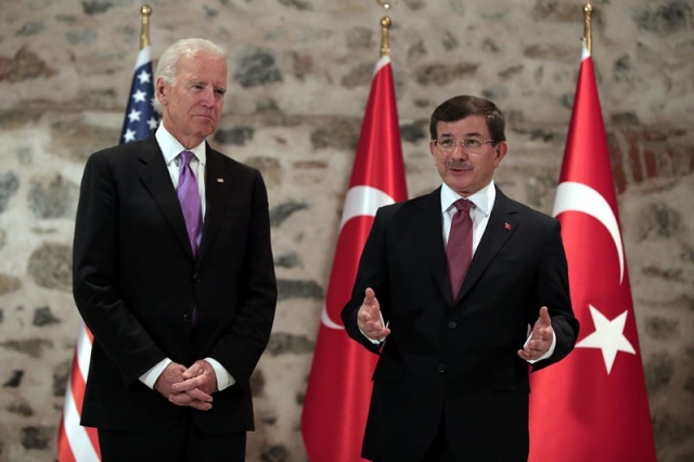 
Ông Biden và Thủ tướng Thổ Nhĩ Kỳ Ahmed Davutoglu. Ảnh: AP
