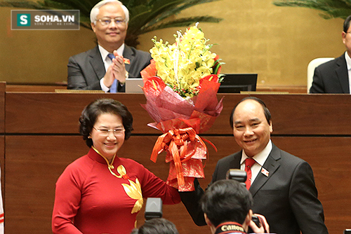 
Chủ tịch Quốc hội Nguyễn Thị Kim Ngân đã tặng hoa Thủ tướng Nguyễn Xuân Phúc.

