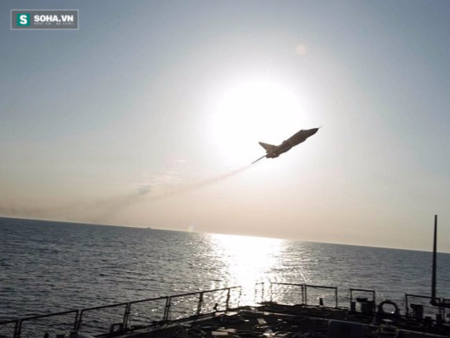 
Su-24 bay qua tàu USS Donald Cook trên biển Baltic ngày 12/4/2016 - Ảnh: Hải quân Mỹ

