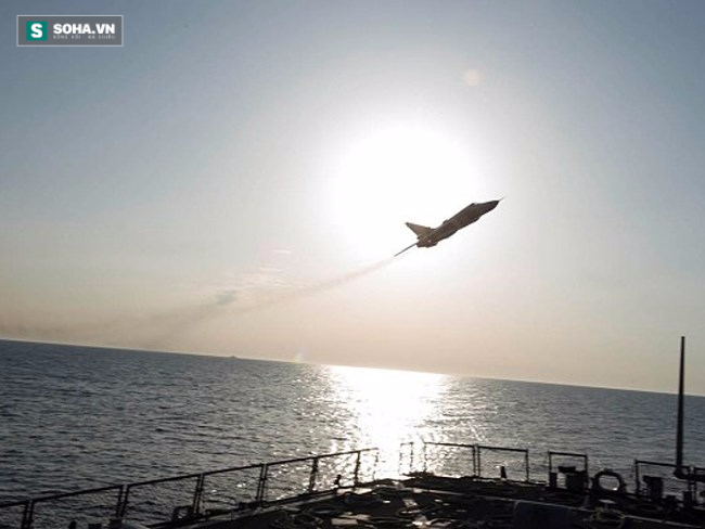 Su-24 bay qua tàu USS Donald Cook trên biển Baltic ngày 12/4/2016