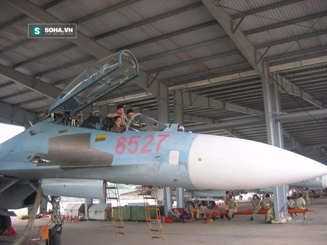 
Máy bay Su-27 số hiệu 8527 là 1 trong 2 chiếc tiêm kích được mua bổ sung từ khoản bồi thường bảo hiểm. Ảnh: Đoàn Hoài Trung.

