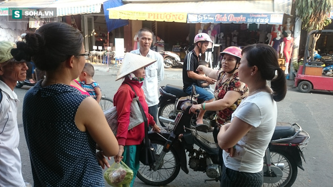 
Người dân sống ở chợ Bình Tiên bàn tán về vụ việc
