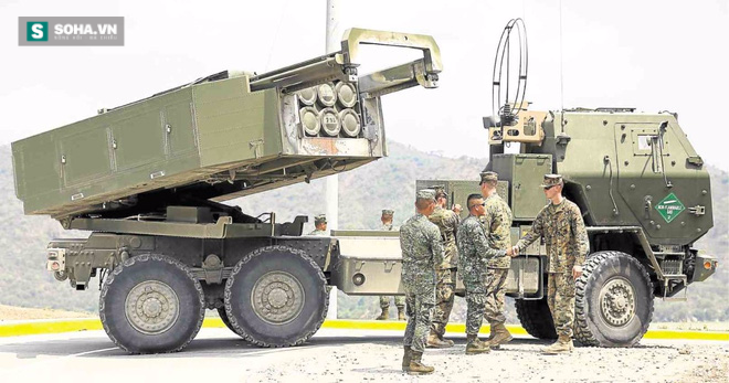 
Binh lính Mỹ và Philippines bên cạnh xe phóng của hệ thống rocket M142 HIMARS trong cuộc tập trận Balikatan 2016.
