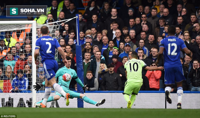 Aguero tiếp tục tỏa sáng để biến hàng thủ Chelsea thành trò hề với bàn thắng thứ 2.