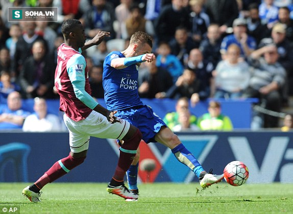 
Leicester nhanh chóng xốc lại đội hình và bắt đầu có những cơ hội nguy hiểm. Phút 18, Vardy mở tỉ số trận đấu.
