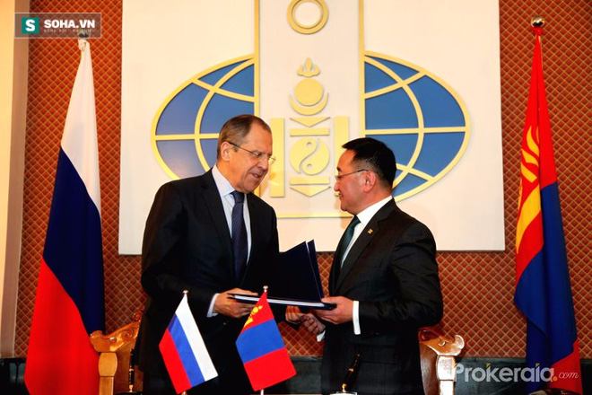 
Ngoại trưởng Nga Sergei Lavrov (trái) và người đồng cấp Mông Cổ Lundeg Purevsuren tại Ulan Bator, ngày 14/4. (Ảnh: Xinhua)
