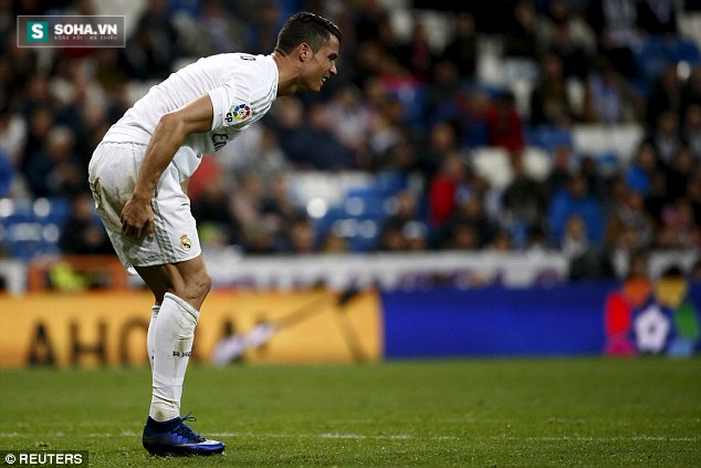 
Ronaldo đau đớn ôm chân.
