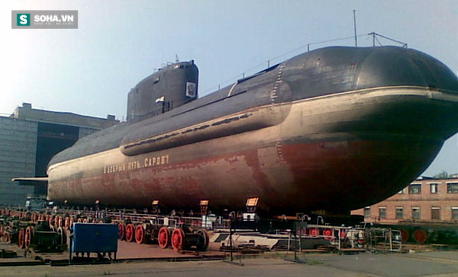 
Tàu ngầm Sarov được đưa lên bờ để bảo dưỡng
