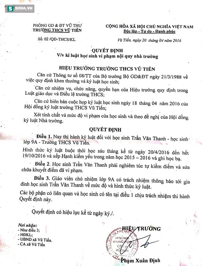 
Các học sinh bị đuổi học nhưng nhà trường lại không thông báo về gia đình. Điều này là vi phạm Thông tư 08/TT của Bộ Giáo dục - Đào tạo năm 1988.
