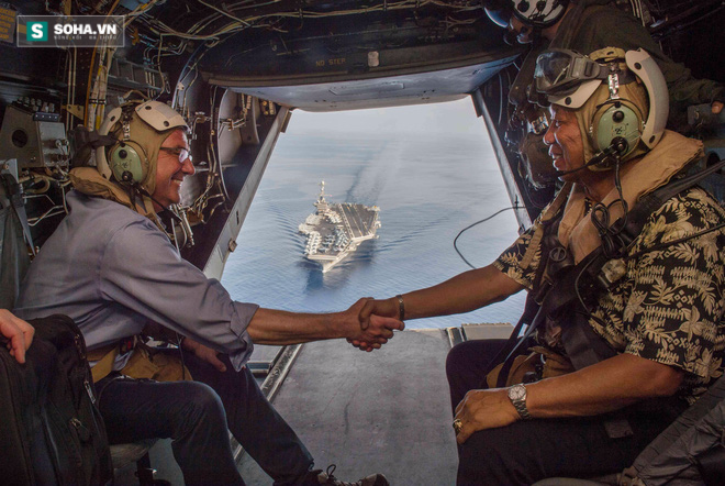 
Bộ trưởng quốc phòng Mỹ Ashton Carter (trái) cùng người đồng cấp Philippines Voltaire Gazmin bắt tay trên máy bay trực thăng V-22 Osprey của Mỹ, sau khi thăm tàu sân bay USS John C. Stennis trên biển Đông hôm 15/4. (Ảnh: BQP Mỹ)
