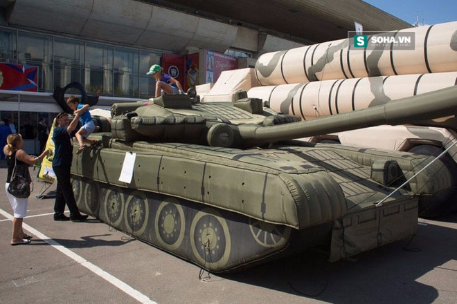 
Mô hình xe tăng ngụy trang của Nga.
