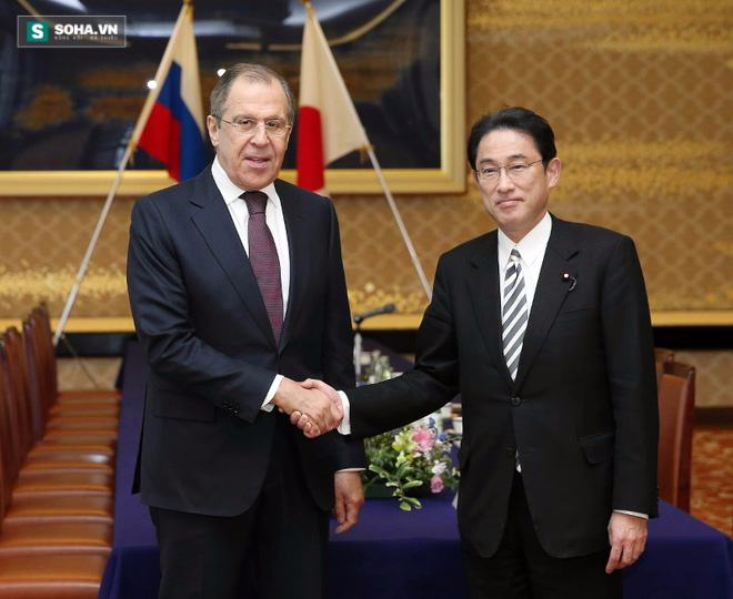 
Ngoại trưởng Nga Sergei Lavrov (trái) và Ngoại trưởng Nhật Bản Fumio Kishida trong cuộc hội đàm tại Tokyo hôm 15/4. (Ảnh: Nikkei)
