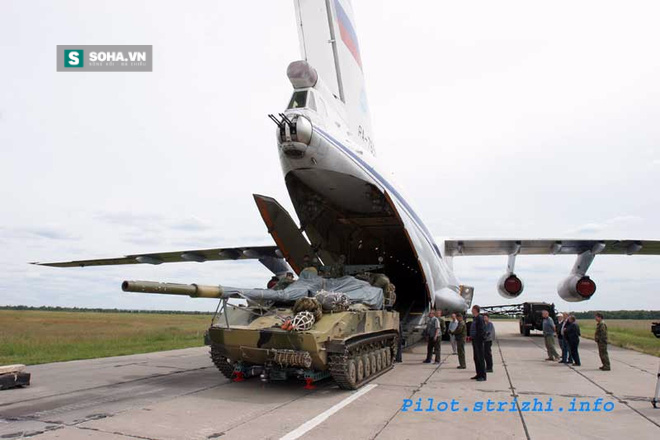
Pháo tự hành chống tăng Sprut-SD được vận chuyển và thả dù bởi máy bay vận tải IL-76.
