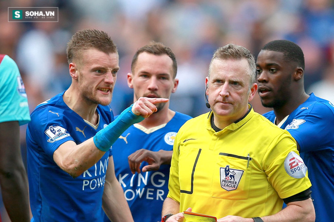 
Jamie Vardy tranh cãi với Jon Moss.
