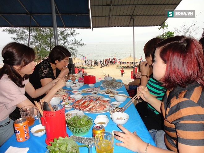
Khách ăn hải sản tại Thiên Cầm
