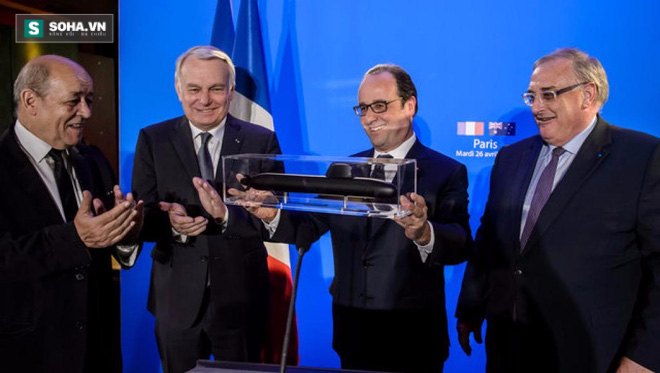 
Tổng thống Pháp François Hollande (thứ hai từ phải sang) thăm văn phòng DCNS ở Paris và xem mẫu tàu ngầm sẽ đóng cho Úc cùng Bộ trưởng Quốc phòng Pháp Jean-Yves Le Drian (bìa trái).
