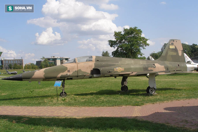 
Tiêm kích F-5E của Việt Nam trưng bày tại Bảo tàng Hàng không Krakow của Ba Lan

