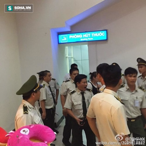 
Nhân viên an ninh sân bay đã được huy động để giữ trật tự. (Ảnh được cư dân mạng Trung Quốc chụp lại và đăng trên Weibo).
