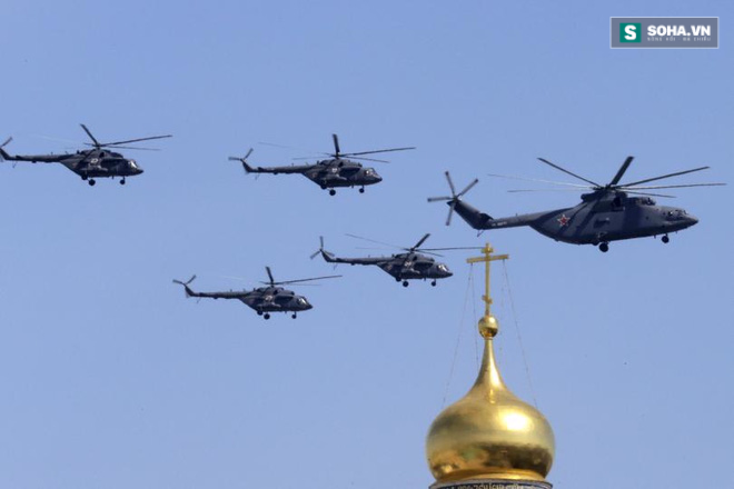 
Trực thăng Không quân Nga trong Lễ duyệt binh Ngày chiến thắng
