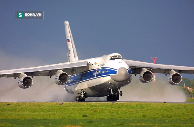 
Máy bay vận tải khổng lồ An-124 Ruslan.
