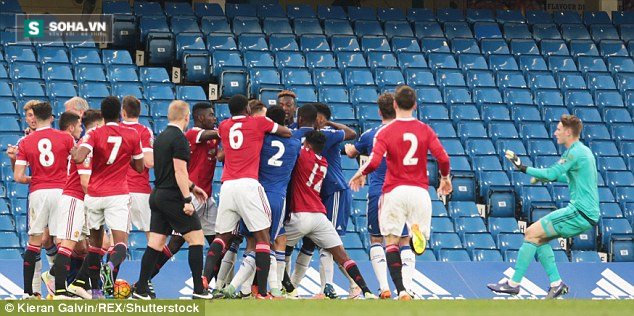 
U21 Man United đã sớm vô địch U21 Premier League Division 1. Nhưng trận đấu với U21 Chelsea vẫn diễn ra cực kì căng thẳng.
