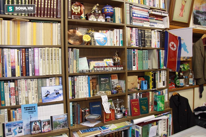 
Tủ sách trong phòng làm việc của cựu giáo sư Toshio Miyatsuka có rất nhiều sách viết về lịch sử và cuộc sống hàng ngày tại Triều Tiên.
