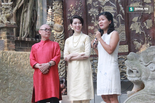 
Ngoài ra, bà Hương cũng là người động viên, hỗ trợ họa sĩ Thành Chương trong việc sáng tác. Nụ cười rạng ngời cùng phong thái thanh thoát của bà Hương khiến toàn bộ quan khách phải chú ý.
