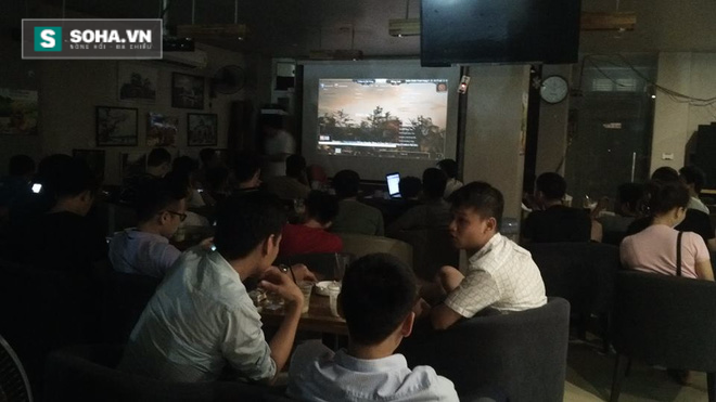 
Dù khá muộn nhưng có rất nhiều bạn trẻ vẫn cổ vũ cuồng nhiệt cho các game thủ Việt Nam, đặc biệt là Chim Sẻ Đi Nắng.
