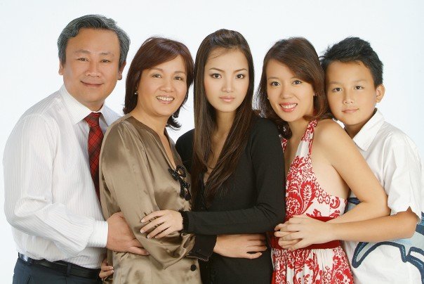
Cả gia đình Huỳnh Bích Phương. Bố cô là Giáo sư toán học Huỳnh Bá Lân, mẹ cô là tổng giám đốc một công ty bất động sản nổi tiếng.
