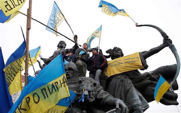 
Người biểu tình thuộc phe thân EU tại quảng trường Độc lập tại Kiev. Ảnh: Reuters.
