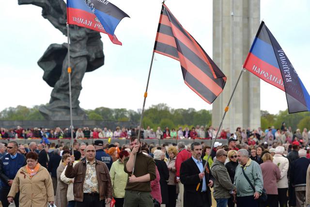 
Dòng người ủng hộ Nga biểu tình tại thủ đô Riga, Latvia hồi tháng 5/2014. Ảnh: Getty
