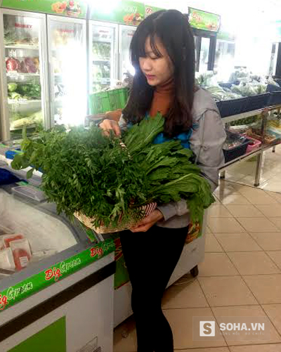 
Một người dân Hà Nội đã chọn giỏ quà rau bằng rừng đặc sản để biếu sếp dịp Tết.
