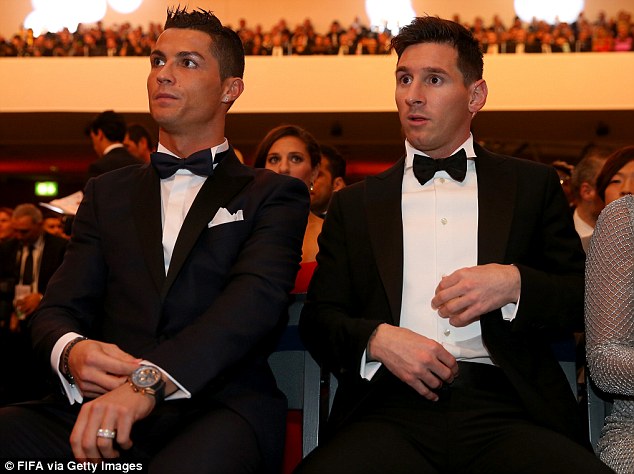 
Ronaldo và Messi tại Gala trao giải Quả bóng Vàng 2015.
