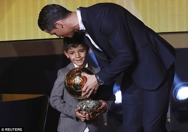 
Ronaldo và con trai trong lễ trao giải năm ngoái.
