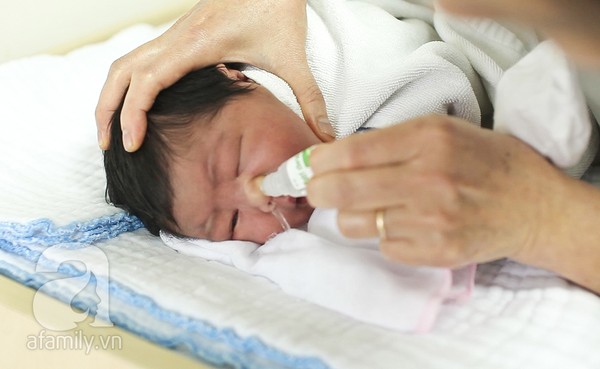 
Nhiều mẹ thường xuyên rửa mũi cho con bằng nước muối sinh lý.
