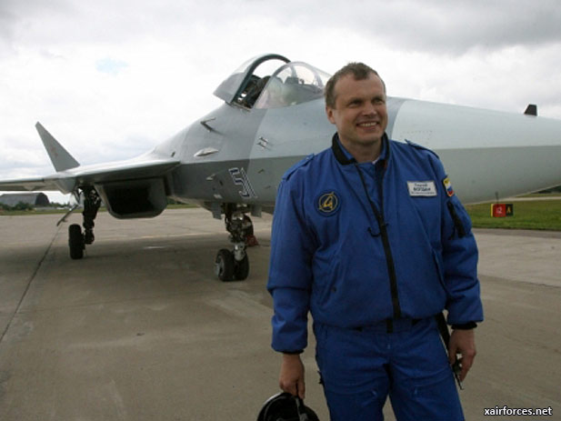
Phi công thử nghiệm Sergei Bogdan vừa hoàn thành một bài bay trên tiêm kích tàng hình thế hệ 5 Sukhoi T-50. Ảnh: XAirforce.net
