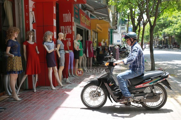 
Ngoài cửa hàng này, gia đình Sơn Tùng còn có thêm 1 cửa hàng khác. Bố nam ca sĩ thường xuyên phải di chuyển giữa 2 địa điểm để quán xuyến việc kinh doanh.
