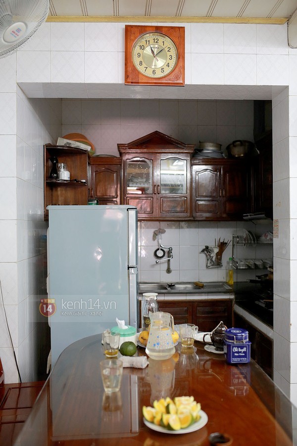 
Căn bếp của gia đình Sơn Tùng khá nhỏ, chỉ đủ chỗ kê 1 chiếc bàn ăn, bàn bếp và vài vật dụng thiết yếu khác.

