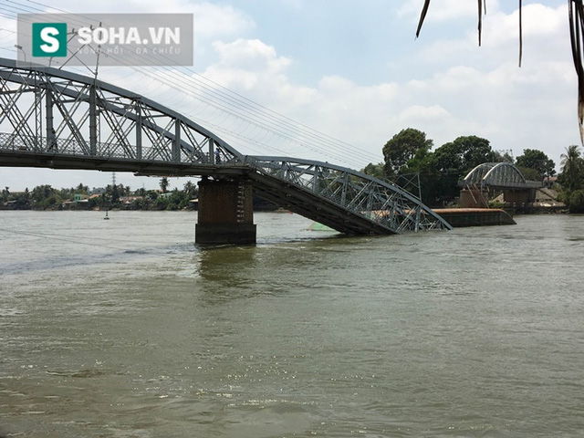 
Sà lan chỉ muốn gặp tàu hỏa thôi mà!!! Ảnh vụ tai nạn cầu Ghềnh ngày 20/3/2016.
