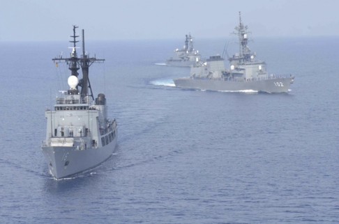 
Hai tàu khu trục của Lực lượng phòng vệ biển Nhật Bản và một tàu chiến Philippines tham gia tập trận chung trên biển Đông tháng 5/2015. (Ảnh: SCMP)
