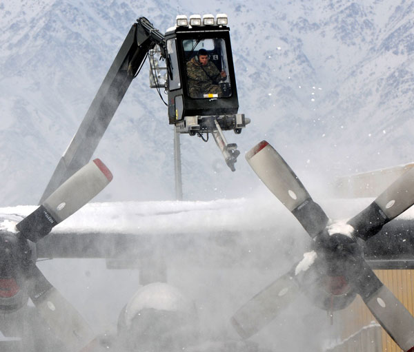 
Những chiếc máy thổi sẽ nhanh chóng loại bỏ tuyết bám trên phần vỏ của máy bay.
