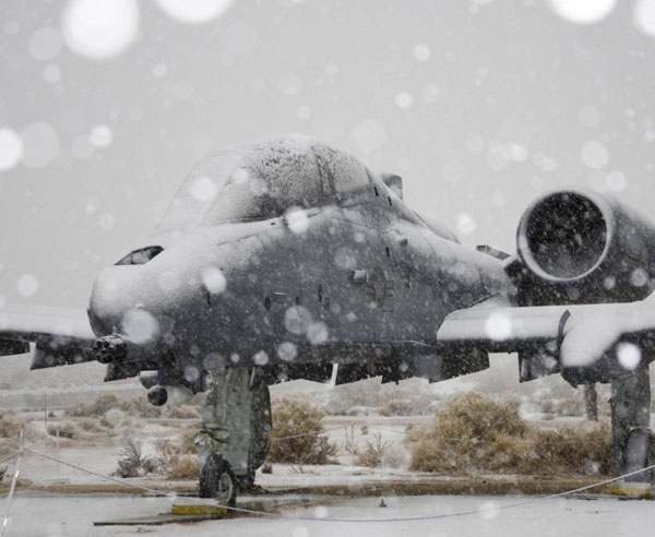 
Cường kích A-10 Thunderbolt bất động trong tuyết như một chú gấu đang ngủ đông
