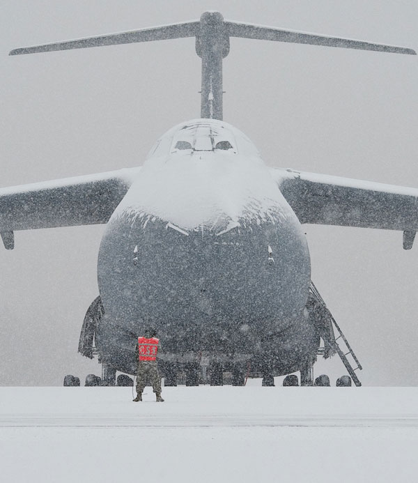 Quái vật khổng lồ C-5 Galaxy ngập chìm trong tuyết.