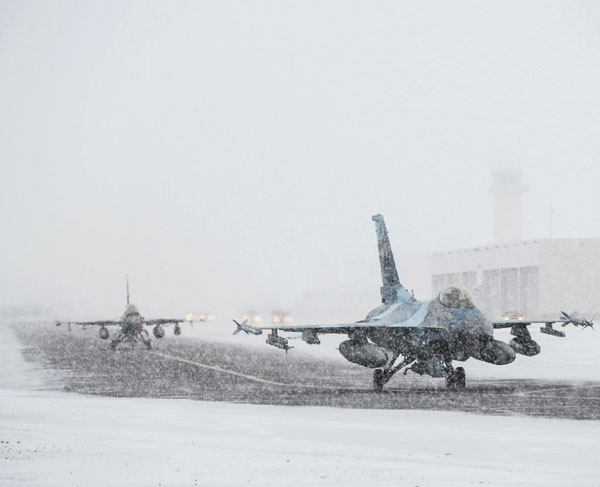 
Tuyết phủ trắng trời nhưng các tiêm kích F-16 vẫn phải hoạt động. Chúng được thiết kế đặc biệt để có thể hoạt động trong điều kiện thời tiết bất lợi.
