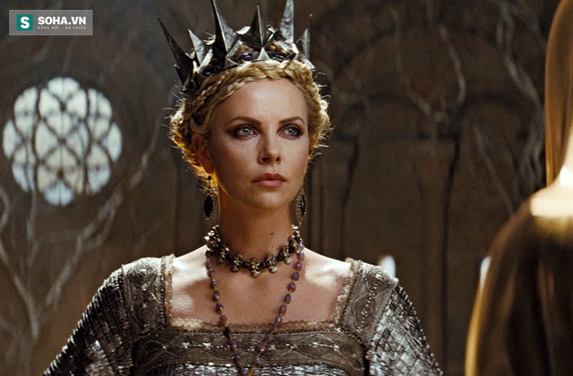 
Charlize Theron trong vai Ravenna.
