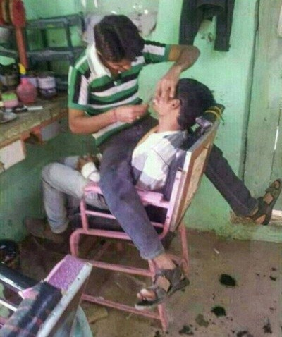 
Anh chàng này đã trèo hẳn lên người để cạo râu cho khách hàng nam.
