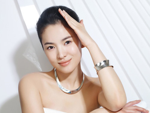 
Song Hye Kyo sở hữu vẻ đẹp trong sáng, bờ môi gợi cảm, cùng làn da trắng sứ.
