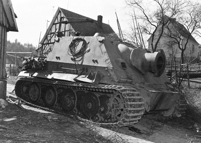 Xem chi tiết về Xe tăng Sturmtiger quốc xã - một trong những loại xe tăng đánh chặn mạnh mẽ nhất trong Thế Chiến II. Hình ảnh sắc nét và đầy thuyết phục sẽ giúp bạn hình dung được sức mạnh và độ khủng khiếp của loại xe này trong cuộc chiến đấu chống lại đồng minh.